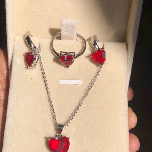 Gorgeous 1.5ct ruby heart crystal 925 stamped set - Picture 5 of 11